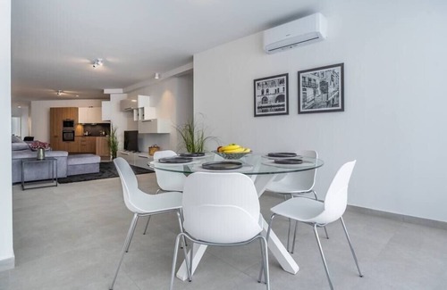 Msida Apartment | Restful Retreat: Modern apartment and large spaces