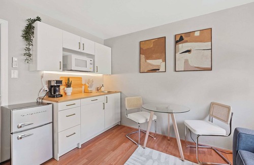 University City House | Restful Retreat/Vibrant/Tranquil Yard