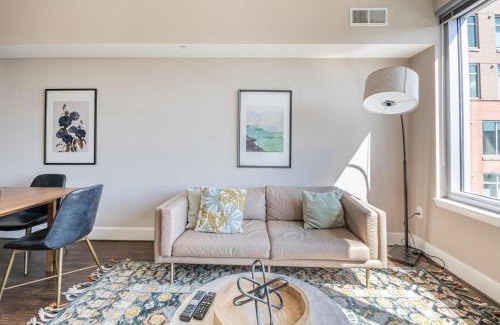Reston Apartment | Reston 2br w pool gym nr dining drinks WDC-830