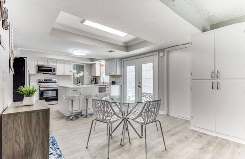 Richardson House | Reston NEW Bright, Airy Home w/In Ground Pool & Grill