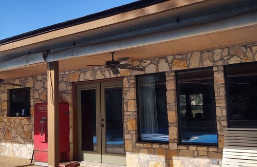 Seguin Cottage | Restoration Retreat with Pool and Hot Tub!
