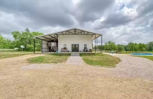 Franklin House | Restore 38 Ranch: Hidden gem w/3br, pool, porch