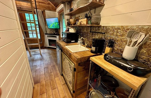 Foxfire Estates Cabin | Restore: The Gilded Cottage. Sauna, Fire Pit, Charcoal Grill. Tiny House