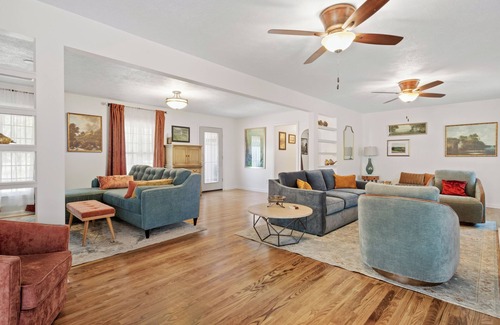 Powder Springs House | Restored and Refreshed Mid-Century Modern Ranch Home 30 Minutes from Atlanta