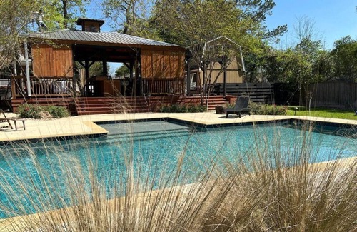 Bellville House | Restored Victorian, 3BR + POOL + HotTub | Unwind @TheFerns