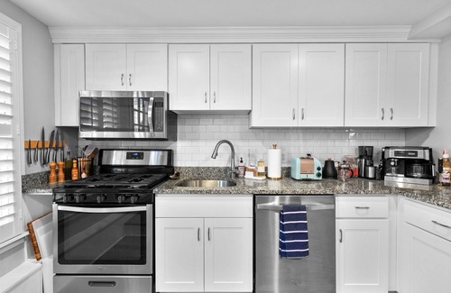 Historic District House | Restriction Retreat - Relax & walk to Main St