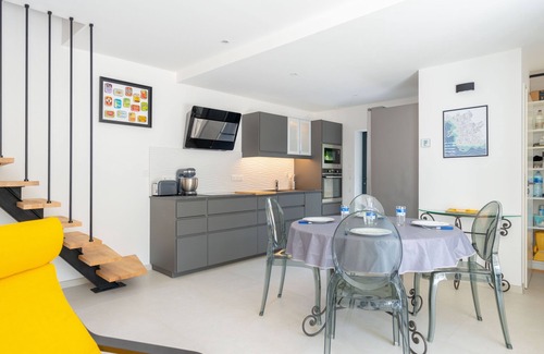 8th Arrondissement House | Restyled house opposite the marina and 3 minutes from the beach