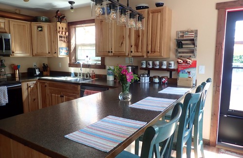 Bear Creek House | Resurrection Peaks Lodge. Upper unit sleeps 6, private lot and close to town.