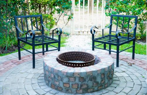 Lusaka Apartment | Retreat Aparthotel-Garden-Solar-Wi-Fi -Firepit-Park-carport