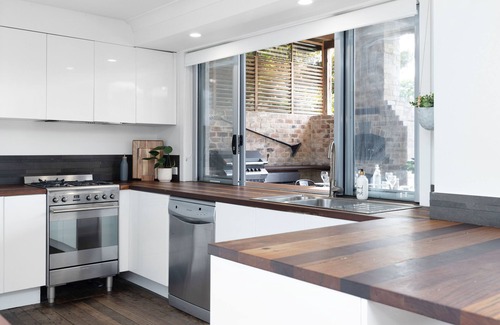 Werri Beach House | Retreat at Renfrew – Entertainers Delight with Spa, Pizza Oven & Sunset Views
