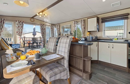Cheriton Bishop Ski Chalet | Retreat at the Lake-Fishing+Heated Pool 500yrds away