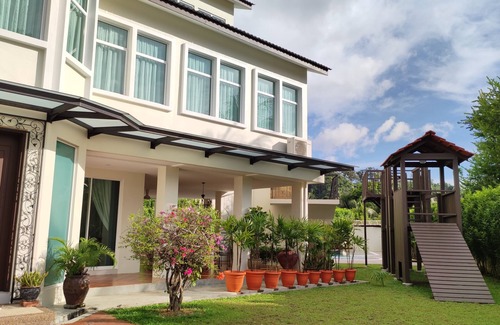 Kampung Sungai Pinang House | Retreat @Balik Pulau with private swimming pool and basketball court,up to 12pax