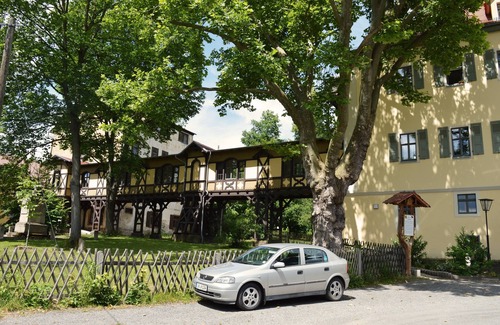 Hummelshain Ski Chalet | Retreat in the castle. with park, tower room, magnificent balcony overlooking the park; barrier-free