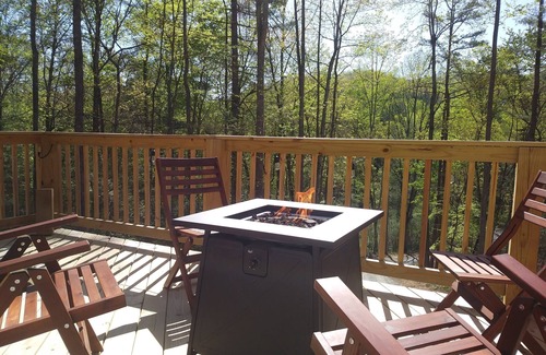 Hendersonville House | Retreat In The Woods Yet Close To Everything!