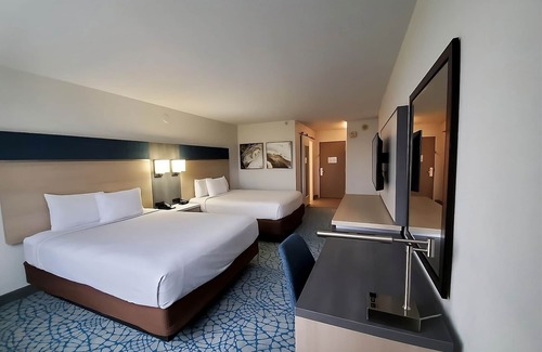 Florida Central Atlantic Coast Hotel | Retreat & Reconnect! Relaxing Room | Onsite Pool
