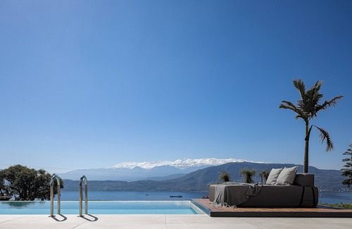 Akrotiri Villa | Retreat to Ethereal Luxury and Wellness: by etouri