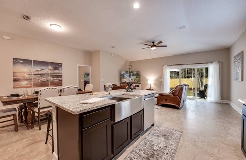 Doctors Inlet House | Retreat to Florida Street |New Build on Fleming Island |Pet Friendly |Fenced |King Ensuite |2 Queens