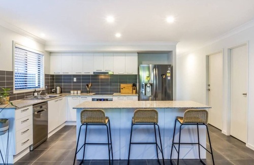 Dakabin House | Retreat to the North in this charming 3BR home away from home in Dakabin!