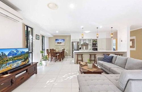 Point Vernon House | Retreat to the Fraser Coast, you deserve it.