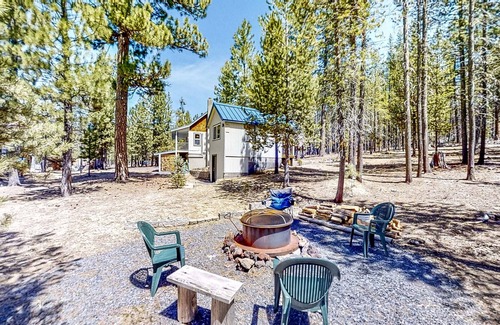 Crescent Cabin | Retreat w/ firepit, enclosed yard, kitchen, & W/D