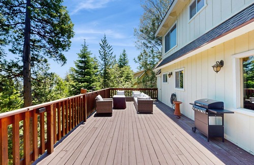 Blue Jay House | Retreat with gas grill, large deck, wood fireplace, lake access & AC