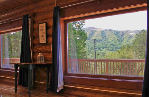 Townsend Cabin | Retreats/Reunions Love Elk Lodge-10 bedrooms/WIFI/Stunning Mtn Views/Shared Pool