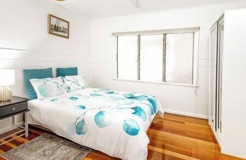 Mount Sheridan Apartment | Retro #1 - 1BR unit near Cairns City - Sleeps 4