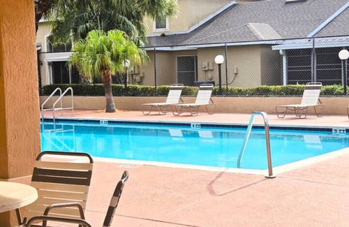 Buena Ventura Lakes Apartment | Retro 3 Bedroom Economy Family Home w/pool access!