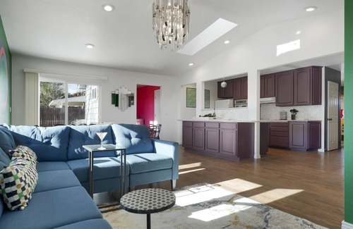 Dupont House | Retro 5 Bedroom Retreat 15 minutes from DT with Hot tub and Arcade!