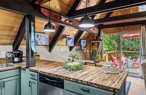 Skykomish Cabin | Retro A-Frame Cabin - Hot tub