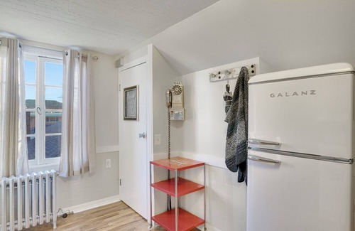Palatine Apartment | Retro Apt-Downtown Palatine-Big Sofa-King Bed-Private Deck-Laundry-Parking-Train