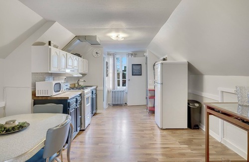 Palatine Apartment | Retro Apt-Downtown Palatine-Big Sofa-King Bed-Private Deck-Laundry-Parking-Train
