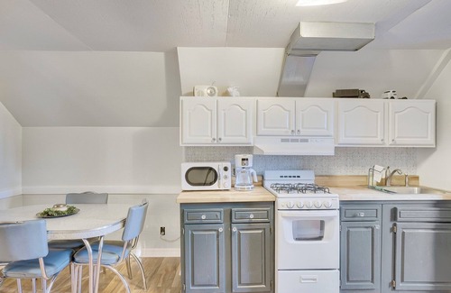 Palatine Apartment | Retro Apt-Downtown Palatine-Big Sofa-King Bed-Private Deck-Laundry-Parking-Train