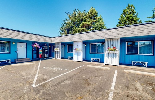 Bandon House | Retro beach hideaway with fast WiFI - walk to downtown attractions