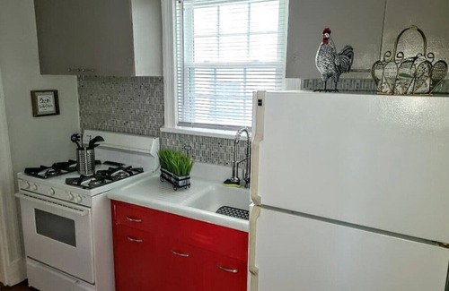 Woodland Heights House | Retro Bungalow A Block to Tennis Courts & Park
