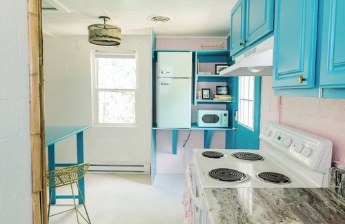 Petersburg House | Retro bungalow minutes away from historic Old Towne Petersburg!