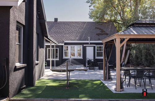 West Second Street Historic District House | Retro Charm, BBQ Fun and Fire Pit Nights