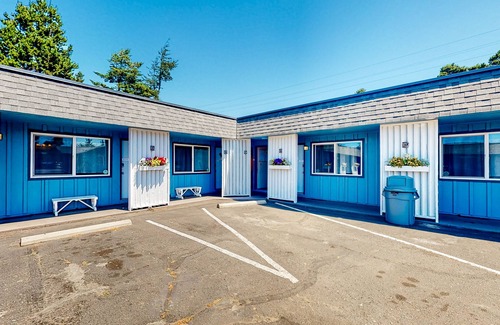 Bandon House | Retro-chic beach room with fast WiFI - walk to downtown shops & eateries