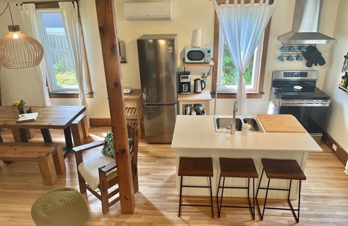 Wakefield Apartment | Retro-chic retreat in the heart of Wakefield