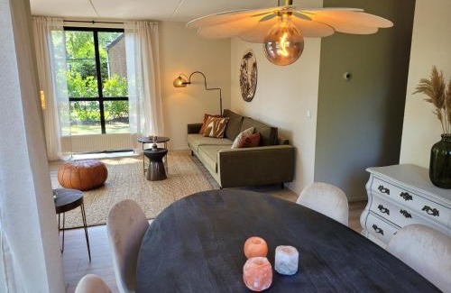 Ewijk House | Retro Chic Wellness met hottub & sauna
