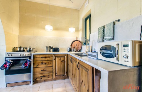 Xlendi House | Retro Designer Homelike Apartment - Close to Beach