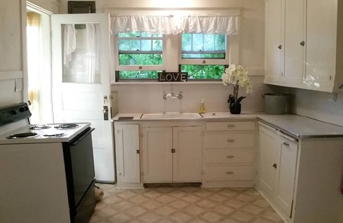 Downtown Klamath Falls House | Retro Fun❤️Smarthome King 4KTV Keurig❤️of Downtown BBQ, patio table & firepit
