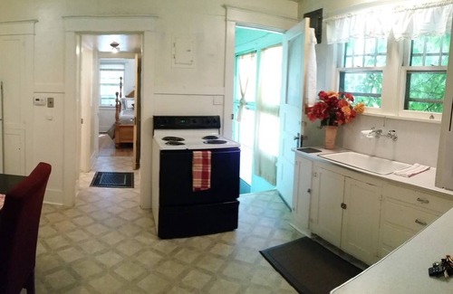 Downtown Klamath Falls House | Retro Fun❤️Smarthome King 4KTV Keurig❤️of Downtown BBQ, patio table & firepit