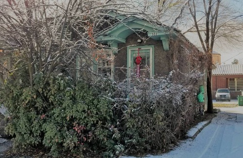 Downtown Klamath Falls House | Retro Fun❤️Smarthome King 4KTV Keurig❤️of Downtown BBQ, patio table & firepit