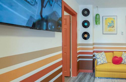 Ramsay House | Retro Glam in Ramsay Walk to Stampede Grounds