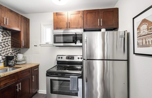 Melrose Condo | Retro Hotel studio vibe with great pool!
