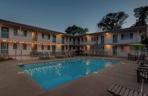 Melrose Condo | Retro Hotel studio vibe with great pool!