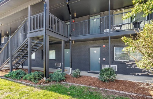 Melrose Condo | Retro Hotel studio vibe with great pool!
