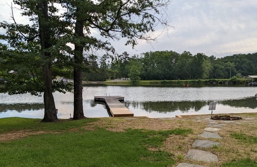 Jacksons' Gap Cabin | Retro Lakeside Retreat - tranquil and welcoming