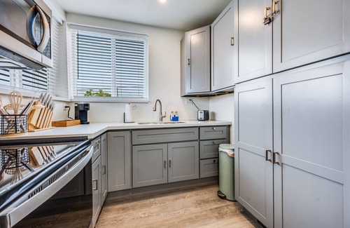 Hilltop House | Retro Modern Suite - 1b/Full Kitchen/Office/Private Backyard/Mt.Rainier/DT